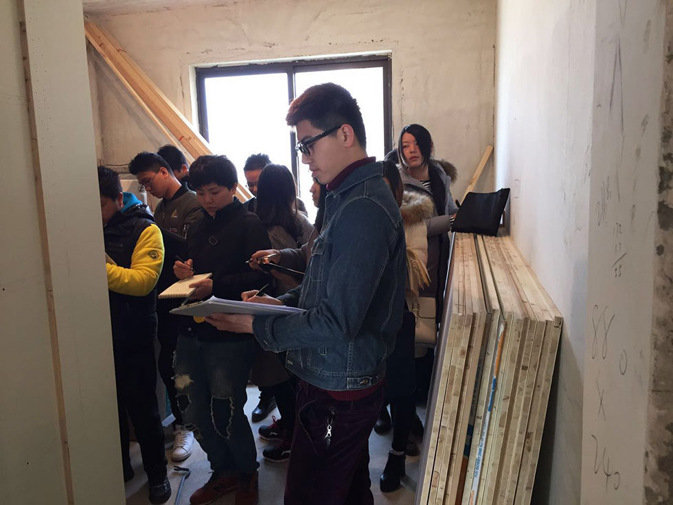 芜湖校区-芜湖电脑培训学员参加木工工艺施工课现场